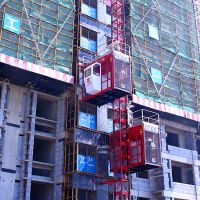 高層建筑施工升降機(jī) 建筑工地機(jī)械設(shè)備的現(xiàn)代化符號(hào)